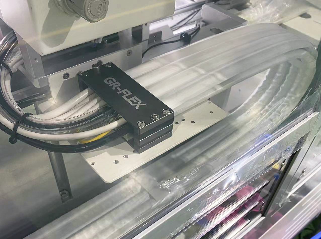 廣柔長行程無塵拖鏈在面板貼合機上的應用